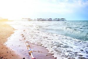 zanderig strand met golven van de zee. foto