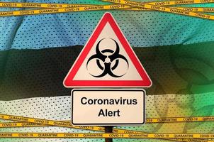 Estland vlag en covid-19 biohazard symbool met quarantaine oranje plakband. coronavirus of 2019-ncov virus concept foto