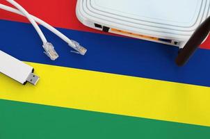 Mauritius vlag afgebeeld Aan tafel met internet rj45 kabel, draadloze USB Wifi adapter en router. internet verbinding concept foto