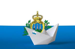 san marino vlag afgebeeld Aan papier origami schip detailopname. handgemaakt kunsten concept foto