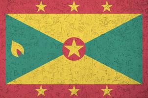 Grenada vlag afgebeeld in helder verf kleuren Aan oud Verlichting bepleistering muur. getextureerde banier Aan ruw achtergrond foto