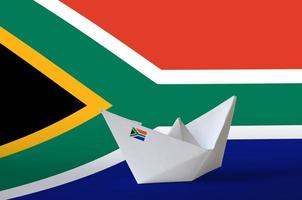 zuiden Afrika vlag afgebeeld Aan papier origami schip detailopname. handgemaakt kunsten concept foto
