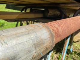 lassen gewricht tussen ijzer metaal industrieel oud roestig pijp en nieuw roestvrij staal pijp foto