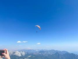 Oostenrijk, Tirol, paraglider over- meer achensee in de vroeg ochtend- foto