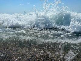 golven, spatten van water Aan de strand Bij de zee Aan vakantie in een toerist warm oostelijk tropisch land zuidelijk paradijs toevlucht Aan vakantie. de achtergrond foto