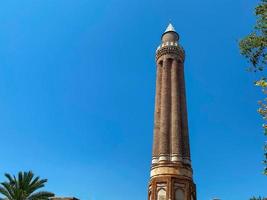 mooi oud historisch toren van Arabisch moslim Islamitisch moskee voor gebeden foto