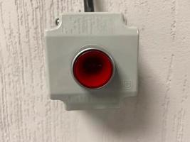 rood knop voor noodgeval stilgelegd van industrieel apparatuur. signaal rood lamp foto