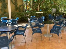 leeg stoelen en tafels in patio cafe herfst dag schot foto