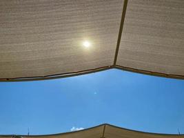 luifel van de zon zon paraplu's tegen de achtergrond van de blauw lucht Aan de strand in de toerist warm tropisch land paradijs toevlucht Aan vakantie foto