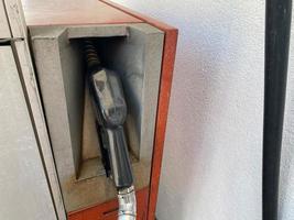 tanken geweer in de brandstof dispenser stopcontact foto