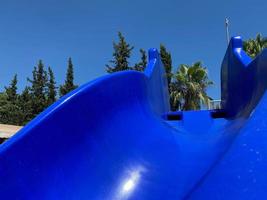 plastic water glijbaan in een water park voor duiken in een tropisch hotel voor ontspanning foto