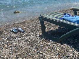 slippers omdraaien flops Aan een steen strand foto