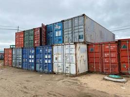 veelkleurig ijzer industrieel zee containers voor Internationale vervoer van goederen volgens naar de logistiek reglement van incoterms 2010 dap en ddp foto