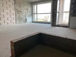 nieuw appartement, nieuw gebouw zonder afwerking en reparatie, met vrij planning en muren gemaakt van concreet, bakstenen en gas- silicaat blokken zonder partities en met groot panoramisch ramen foto