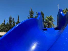 plastic water glijbaan in een water park voor duiken in een tropisch hotel voor ontspanning foto