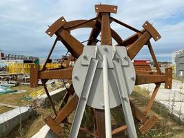 een groot industrieel menger voor een chemisch fabriek of een open lucht mijnbouw en verwerken fabriek voor opslaan materialen en industrieel uitrusting foto