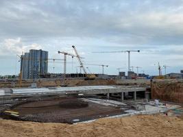 bouw van een groot ondergronds infrastructuur industrieel faciliteit met een fundament gebruik makend van krachtig bouw kranen foto