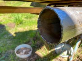 de rand van een grote diameter roestvrij gelast ijzer metaal industrieel pijp met een naad besnoeiing uit van lassen en gas- snijdend foto