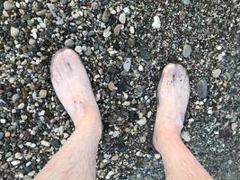 Mannen voeten in zwemmen slippers. foto