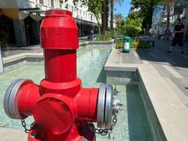 oud rood brand hydrant in nieuw york stad straat. brand hidrant voor noodgeval brand toegang foto