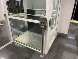 groot nieuw inclusief lift in de metro of boodschappen doen centrum voor mensen met handicaps en mensen met handicaps voor een barrièrevrij stad milieu foto