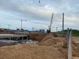 bouw van een groot ondergronds infrastructuur industrieel faciliteit met een fundament gebruik makend van krachtig bouw kranen foto