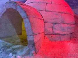 een klein ijs huis-iglo Aan de achtergrond van een mooi winter landschap foto