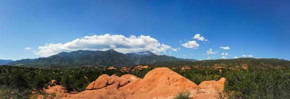 rots vorming geconfronteerd westwaarts van de tuin van de goden in Colorado veren, Colorado foto
