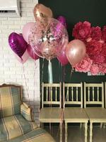 roze ballonnen en bloemen foto