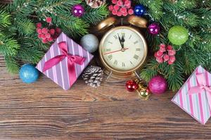 Kerstmis Spar boom met decoratie houten achtergrond foto