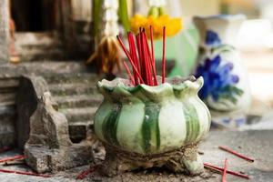 aromatisch wierook rood stokjes in klei pot voor bidden Boeddha of Hindoe goden naar tonen respect. foto
