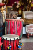 Afrikaanse drums of djembe binnen een muziek- winkel. Chiang mei, Thailand. foto