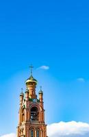 christelijk kerkkruis in hoge torenspits voor gebed foto