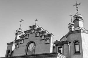 christelijk kerkkruis in hoge torenspits voor gebed foto