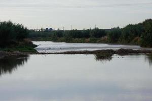 llobregat rivier- en aangrenzend wegen in de baix llobregat regio heel dichtbij naar de stad van Barcelona. foto