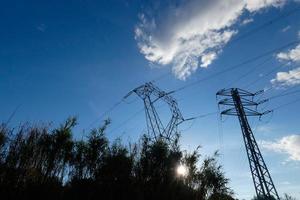 metaal torens, bouwkunde werken dat ondersteuning de koper kabels dat dragen elektriciteit. foto