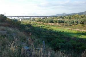 llobregat rivier- en aangrenzend wegen in de baix llobregat regio heel dichtbij naar de stad van Barcelona. foto