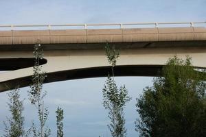 brug over- de llobregat rivier, bouwkunde werk voor de passage van auto's, vrachtwagens en bussen. foto