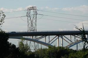 metaal torens, bouwkunde werken dat ondersteuning de koper kabels dat dragen elektriciteit. foto