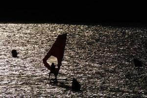 beoefenen het windsurfen in de middellandse Zee zee, kalmte zee foto