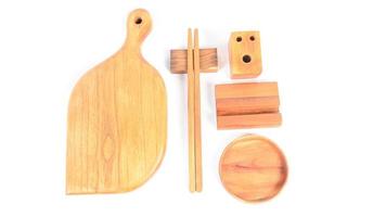 houten hakken bord, houten eetstokjes, teak hout kustvaarder en houten telefoon houder Aan wit achtergrond foto