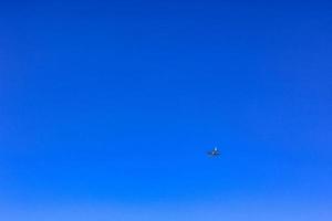 vliegtuig vliegt Verleden Doorzichtig blauw lucht in duitsland. foto