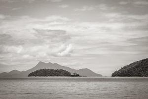 mangrove en pouso strand op tropisch eiland ilha grande brazilië. foto