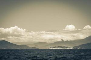 panorama van tropische eilanden ilha grande angra dos reis brazilië. foto