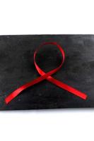 rood aids-lint op oude houten achtergrond foto