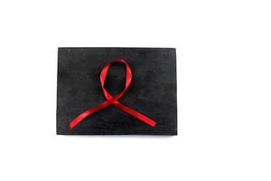 rood aids-lint op oude houten achtergrond foto