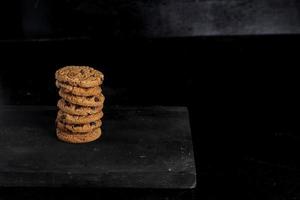 stack van chocola koekjes Aan houten tafel Aan zwart achtergrond foto