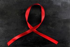 rood aids-lint op oude houten achtergrond foto