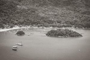 groot tropisch eiland ilha grande abraao strand panorama brazilië. foto