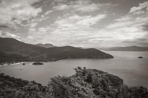 groot tropisch eiland ilha grande abraao strand panorama brazilië. foto